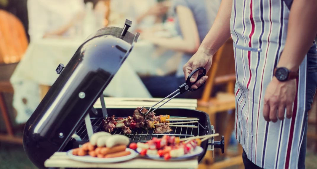 Αυτό είναι το πιο κοινό λάθος που κάνουμε όλοι όταν ψήνουμε στη σχάρα -Μπορεί να μας αρρωστήσει